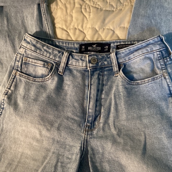 Hollister Ultra High-Rise Jeans - Picture 9 of 10